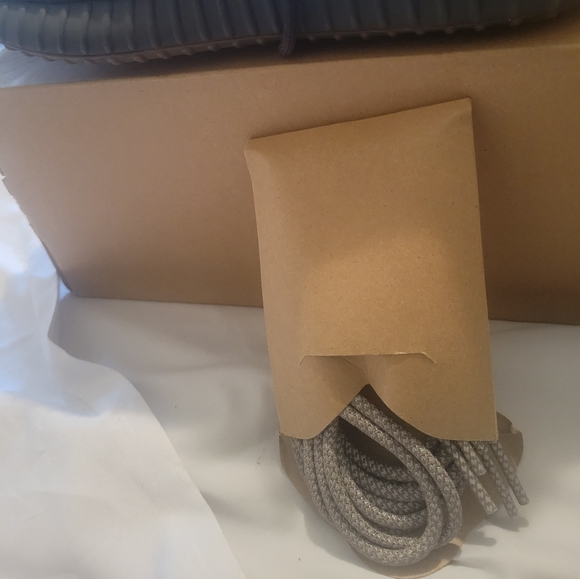 ADIDAS YEEZY BOOST - Picture 2 of 3